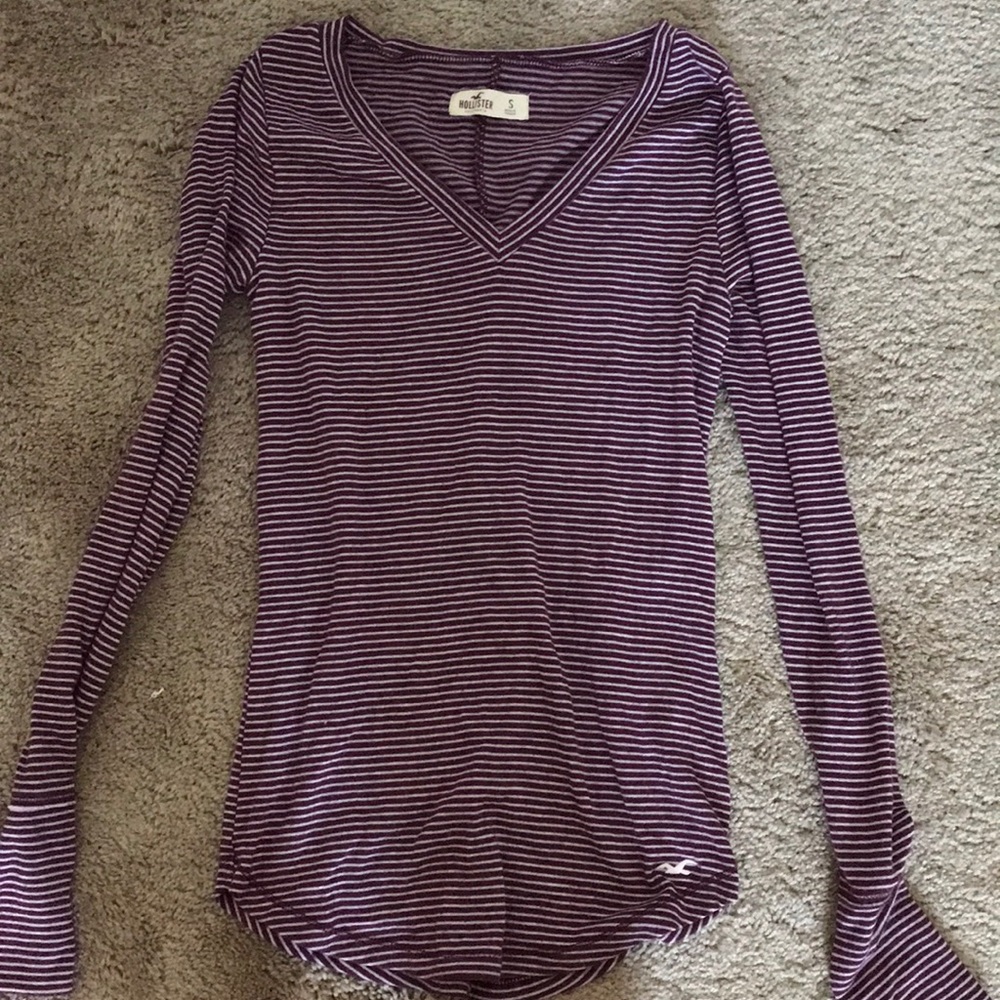 MAROON V-NECK HOLLISTER LONG SLEEVE NEVER WORN